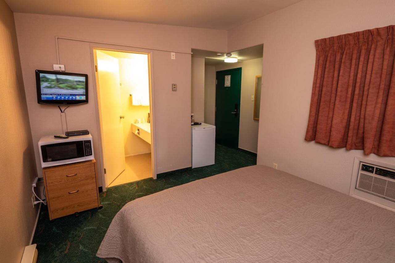 Keystone Motor Inn ブランドン エクステリア 写真