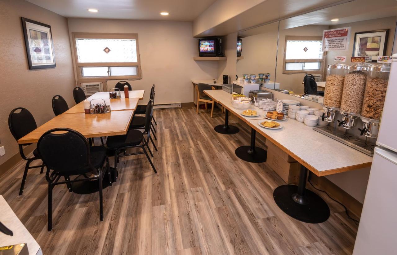 Keystone Motor Inn ブランドン エクステリア 写真